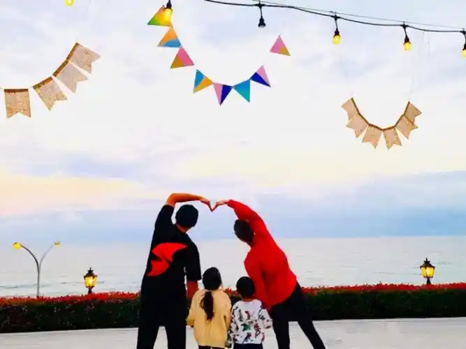 之后,昆凌本人也晒出了一家四口的合照来回应,公布自己怀三胎的喜讯