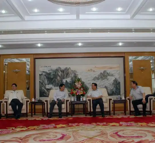 长乔晓阳与深圳市人大常委会主任刘玉浦,常务副主任谭国箱亲切交谈