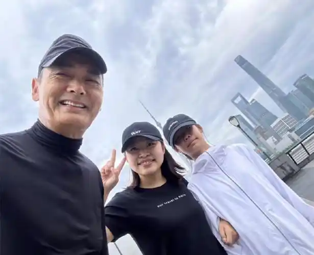 全程无助理无保镖,拿粉丝手机亲自合影|外滩|周润发|晨跑_新浪新闻