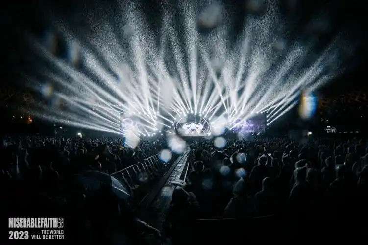 痛仰「世界会变好」户外巡回演唱会:三场万人狂欢,五小时纵情狂歌!