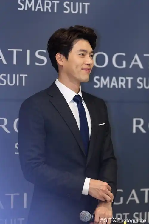 玄彬举办粉丝签名会西装革履帅气吸睛