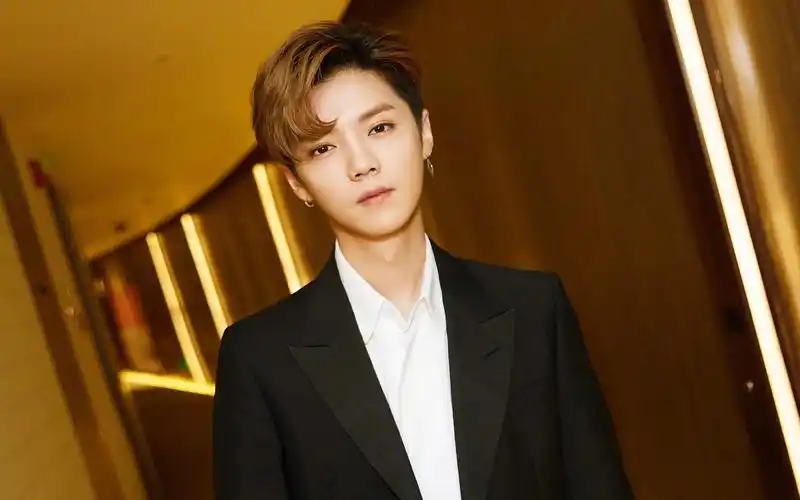 鹿晗帅气西装写真