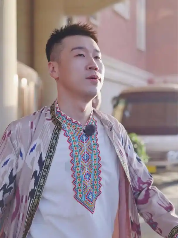 德云社杨九郎录制综艺,帅气造型引热议,九郎穿民族服饰真好看