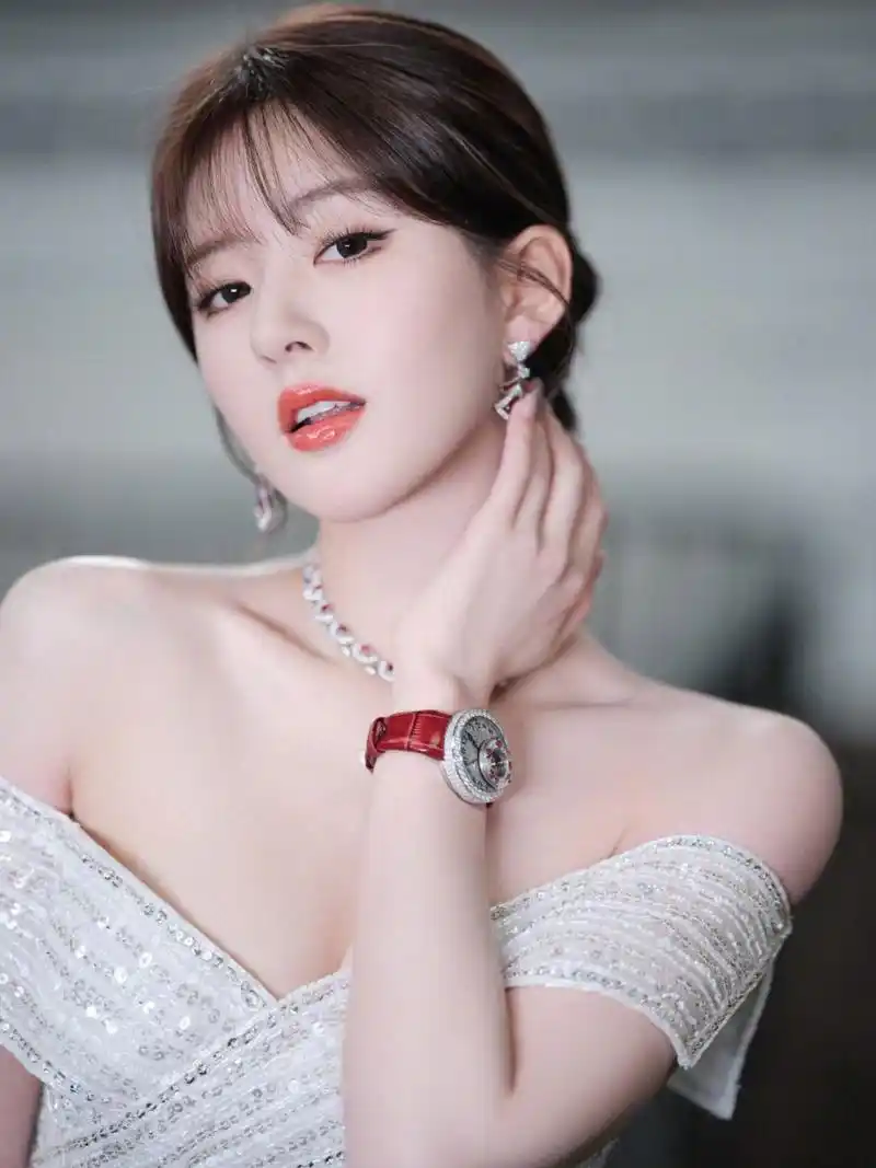 赵露思 亮相今日上海品牌活动,一身白色亮片抹胸礼服裙典雅大气又