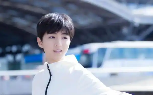 王俊凯养嫂子事件被扒实锤,与杨柳穿情侣鞋,人前避嫌人后黏一起