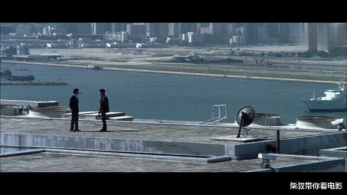 的巷战戏绝对榜上有名:而如果要评选文戏的巅峰,《无间道》的天台戏必