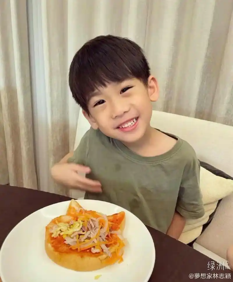 林志颖双胞胎儿子之一越长越像妈11岁kimi的身高已到160左右