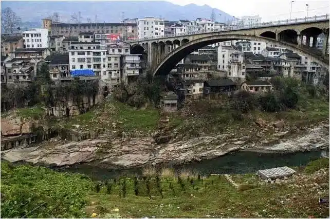 十二年前的湘西永顺一个有铁路但不经过县城的县城