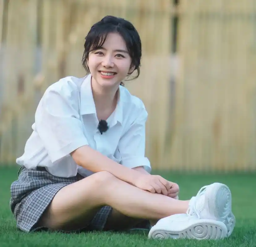 谭松韵草地随拍,白t短发格子短裤好漂亮啊!