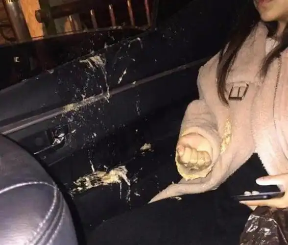 女子醉酒后打车回家弄得满车都是呕吐物
