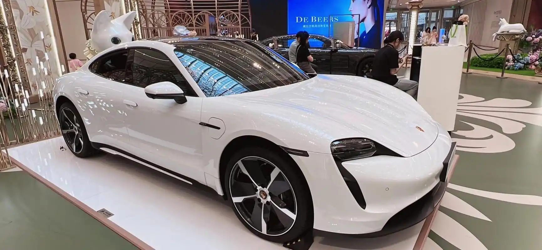 保时捷的白色跑车,这外观是真的漂亮!
