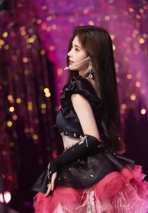 鞠婧祎新歌上线,舞台照流出,穿黑粉露腰小短裙甜美灵动 妩媚撩人