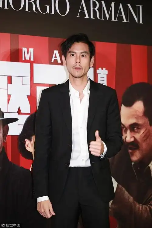 彭于晏还留起了小胡子.