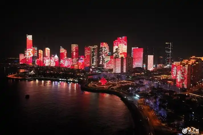 山东青岛龙腾盛世迎新春夜幕下的浮山湾畔年味浓