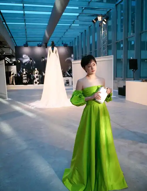 孙俪身穿荧光绿抹胸礼服亮相展露香肩秀性感美背