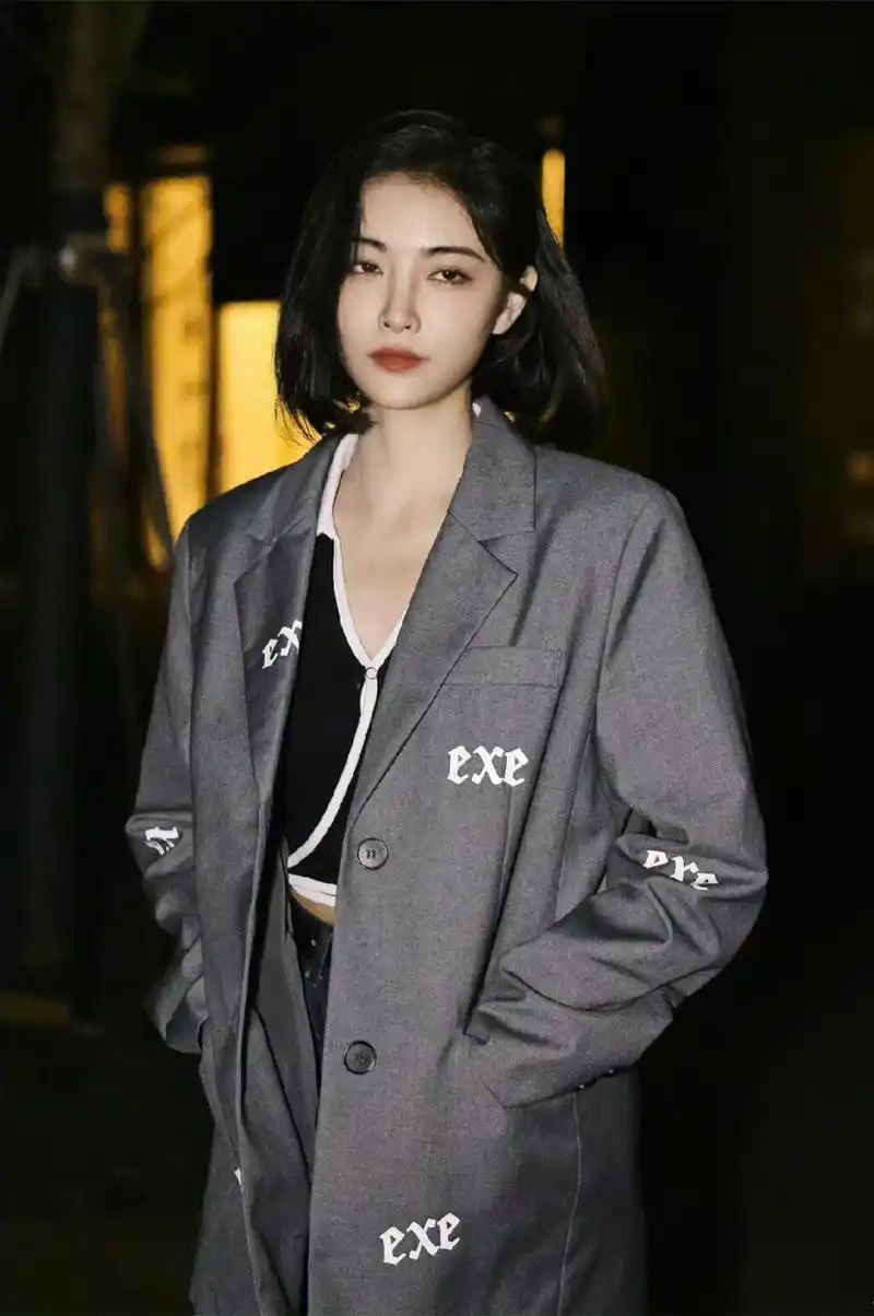 许佳琪酷帅美的造型,一衣多穿混搭风格,既接地气又简约大方