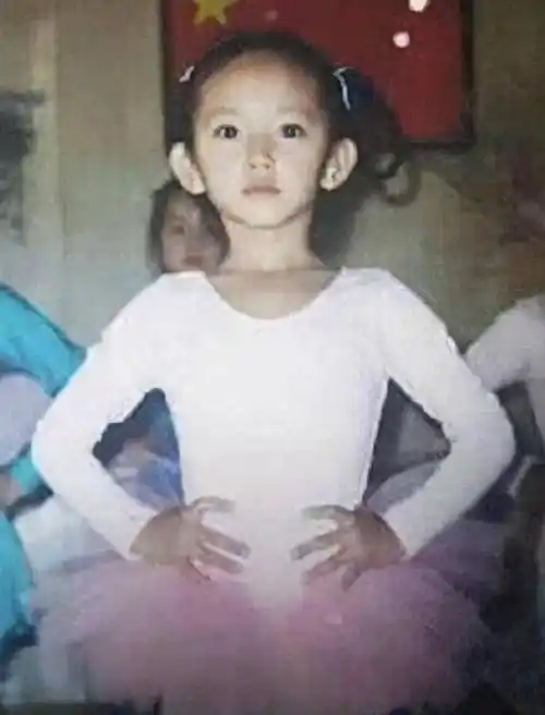 出生被丢垃圾桶,母亲捡回独自养长,成名父亲赶来索要5000万_毛晓彤