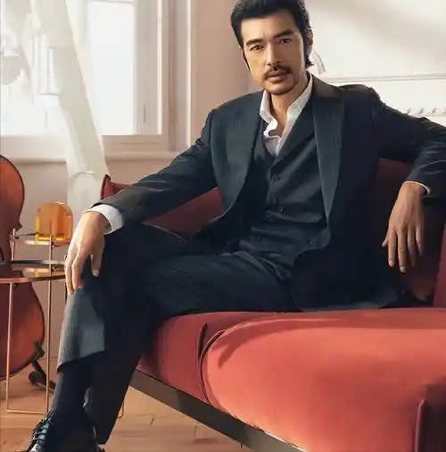 金城武近照曝光!留胡子亮相杂志封面,男神魅力依旧