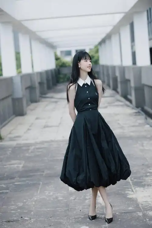 陈都灵齐刘海造型乖巧可爱 露迷人甜笑眼神灵动