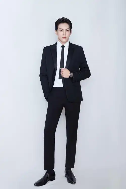 曾舜晞出席金鸡奖开幕式02倾情献唱彰显青年力量