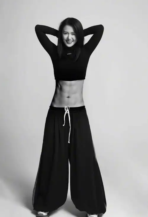 谭维维大晒健身照,身材凹凸有致,皮肤更是光滑细腻不输20岁少女