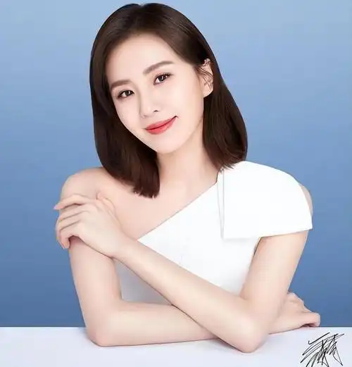 刘诗诗终于舍得"出山"!怼脸侧颜装大绝杀,穿极简主义风照样美