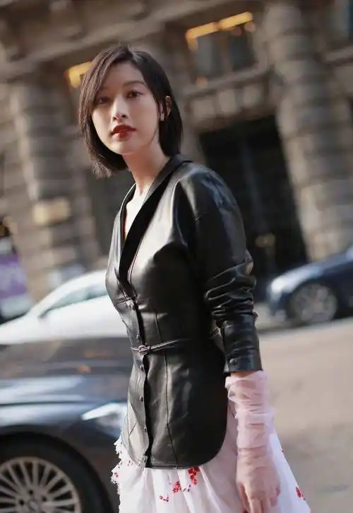 都以为张俪是大家闺秀,没想到她还会骑摩托车,头盔一戴又飒又帅_绅士