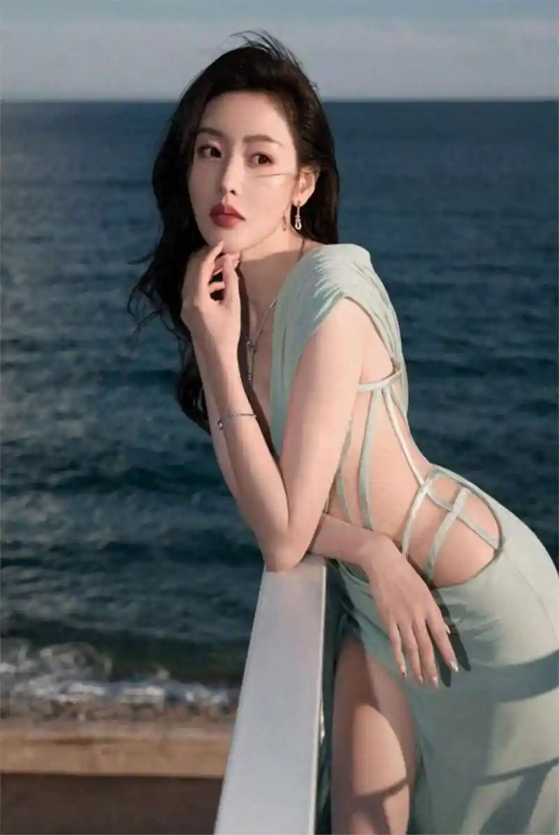 张天爱的黄金腰臀比,马甲线尽显,网友惊呼:瑜伽健身图很性感