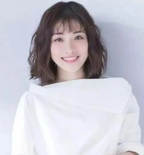 大圆脸适合什么刘海(9款女生大脸圆脸适合的发型)