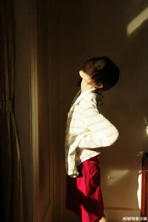 张子枫晒光影随拍##张子枫红色工装裙