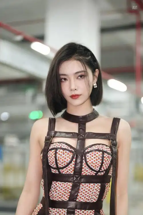 许佳琪碎花抹胸裙黑绑带造型##2023pel春决冠军之夜