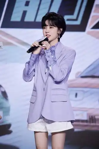 短发"女孩"郁可唯,简约穿搭比歌声更美,一双长腿更是嫩到发光