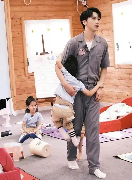 许魏洲像一座猴山.