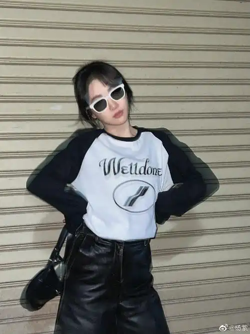 杨紫今日份日常随拍来啦我们小猴紫今天黑白搭配也太酷了吧