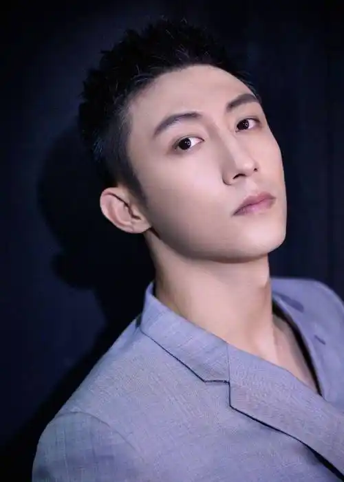 黄景瑜暴风式变瘦,修身西装穿出大码效果,气质与"宋凛"太不同_灰色