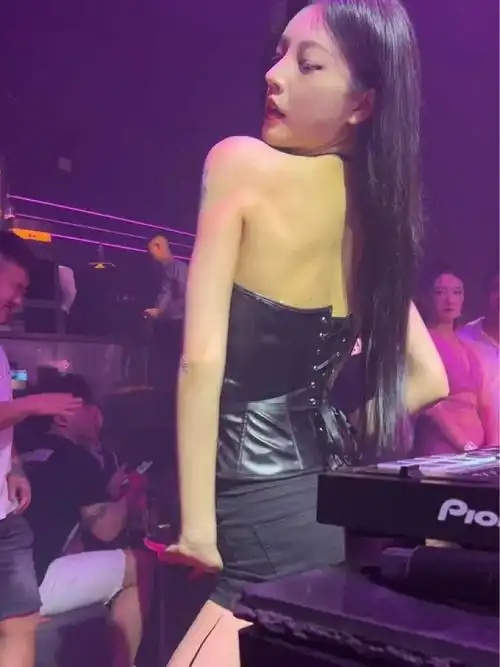 dj越小越#越小越#酒吧蹦迪 #现场实拍 爱了