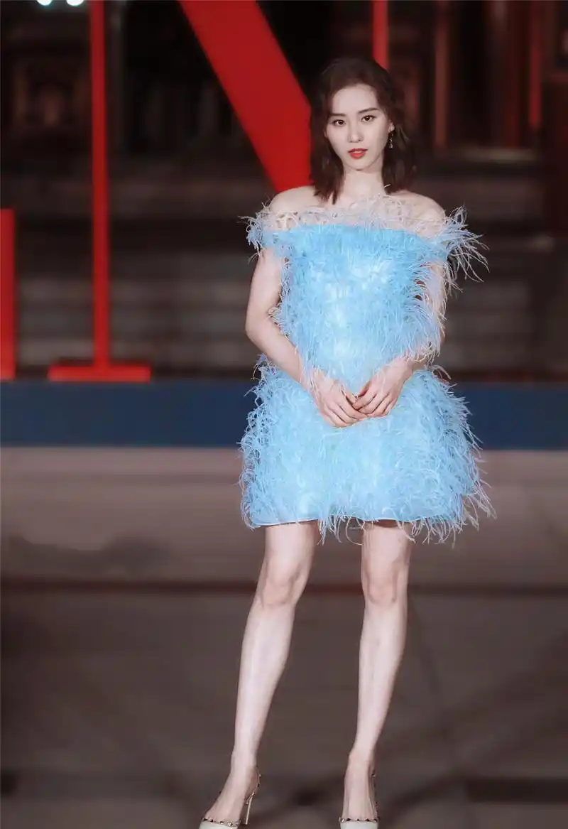 刘诗诗终于发力了,浅蓝色羽毛裙仙味撩人,"腿可以划重点"