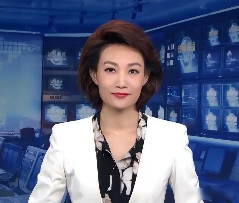 央视第一女主播李梓萌,16年坚守《新闻联播》主持岗位,工作压力巨大