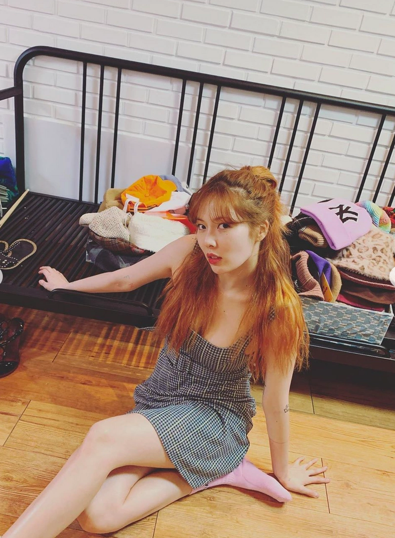 组图:泫雅穿清凉吊带短裙秀香肩雪肤 坐地板摆pose性感俏皮