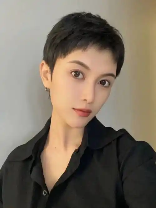 露耳超短发时尚还帅气爱个性的美女一定要试试