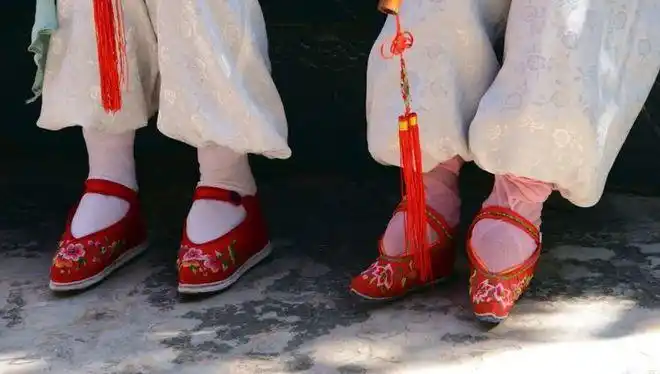 河南百岁奶奶竟有双大脚丫生在三寸金莲为美的时代她为啥不裹脚