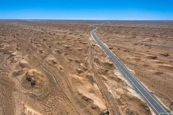 两大顶流骑行博主同时挑战中国西部无人区