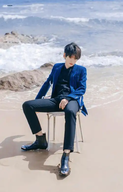 翟潇闻礁石海岸冷感大片