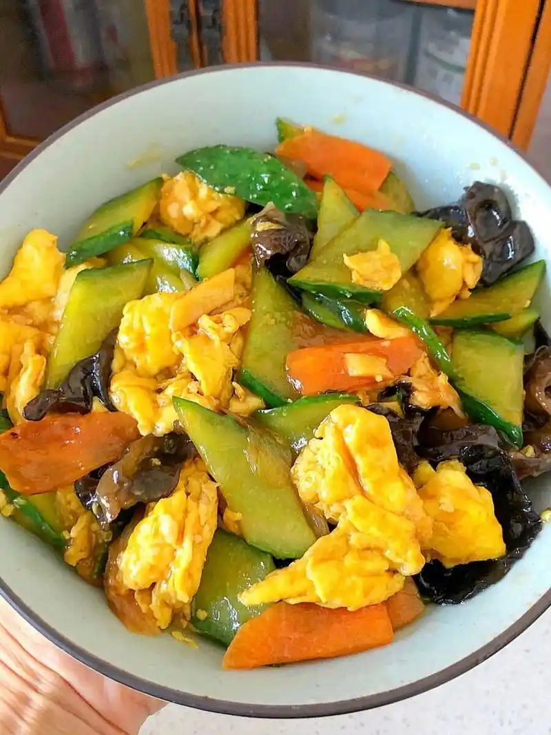 这道黄瓜胡萝卜木耳炒鸡蛋啊! 营养!美味!太太太下饭!
