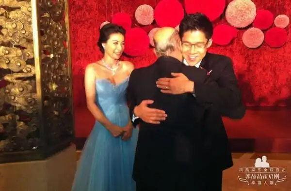 郭晶晶霍启刚合体拍大片 昔日豪宅大婚照回顾