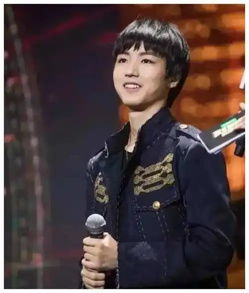 王俊凯与经纪人杨柳的绯闻,引发热议!