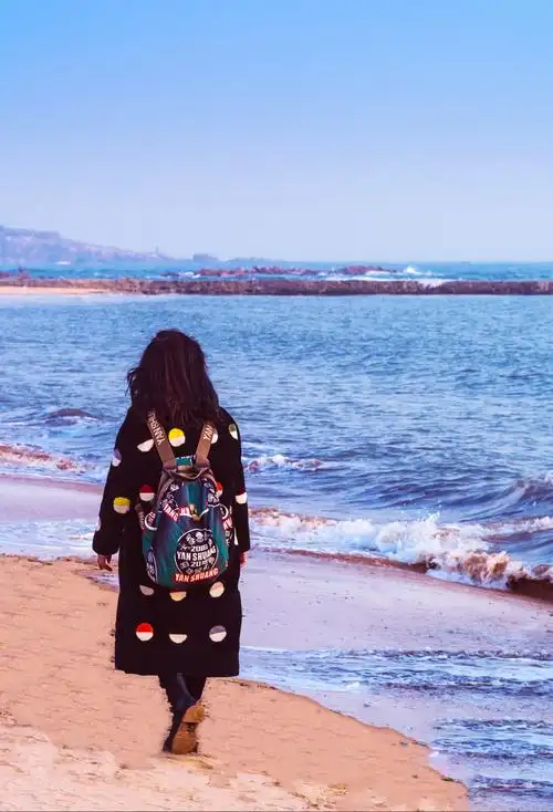 恋恋不舍地离开大海