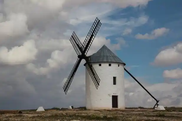 户外旋转木头风车图片