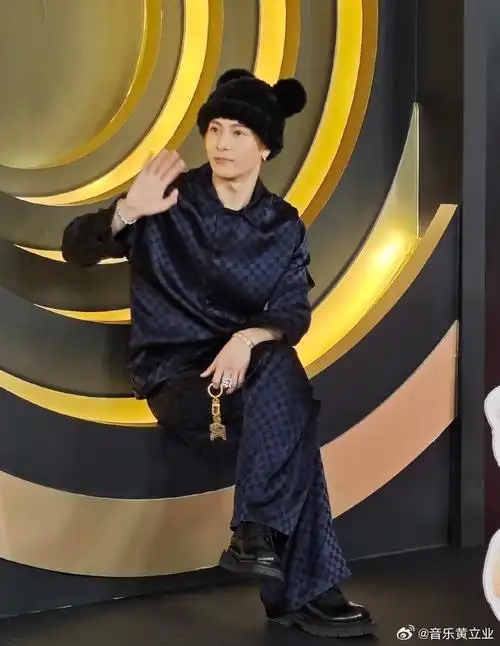 王嘉尔把微博当自己家了##微博之夜##王嘉尔在想啥