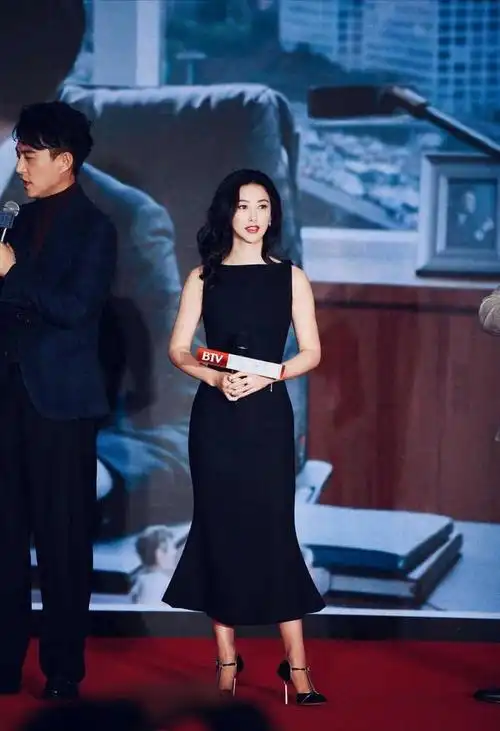 朱珠不仅家世显赫气质更是超群穿亮片连衣裙凹造型高贵华丽